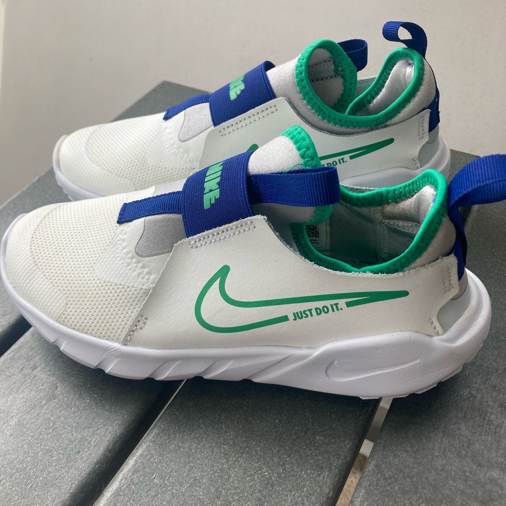 Like new Nike boys 2.5 slip on sneakers